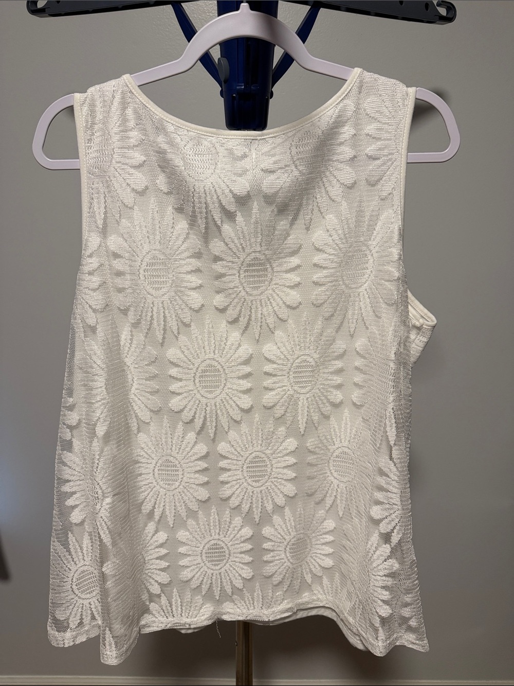 Bloomchic White Daisy-Embroidered Sleeveless Tank - Picture 4 of 6
